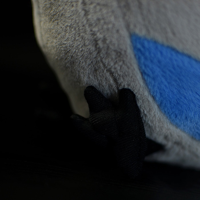 Peluche morbido di gazza dalle ali azzurre